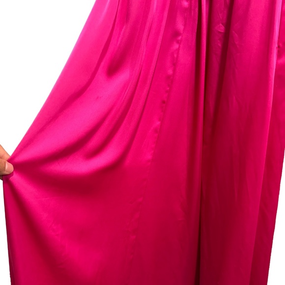 Vera Wang V-neck halter gown with sash - Picture 7 of 8